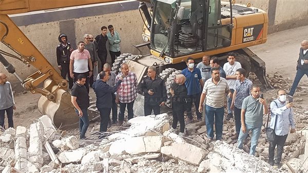 بعد انتشال جثتين.. محافظ أسيوط يتابع حادث انهيار عقار حي شرق ميدانيًا ويوجه بتكثيف رفع الأنقاض بعد انتشال جثتين.. محافظ أسيوط يتابع حادث انهيار عقار حي شرق ميدانيًا ويوجه بتكثيف رفع الأنقاض