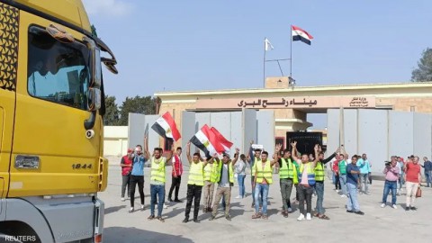 حشود مصرية قرب حدود غزة وهتافات غاضبة بالقاهرة لدعم فلسطين حشود مصرية قرب حدود غزة وهتافات غاضبة بالقاهرة لدعم فلسطين
