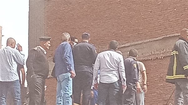 بعد مصرع 5 أشخاص.. فريق من النيابة يعاين موقع عقار أسيوط المنهار