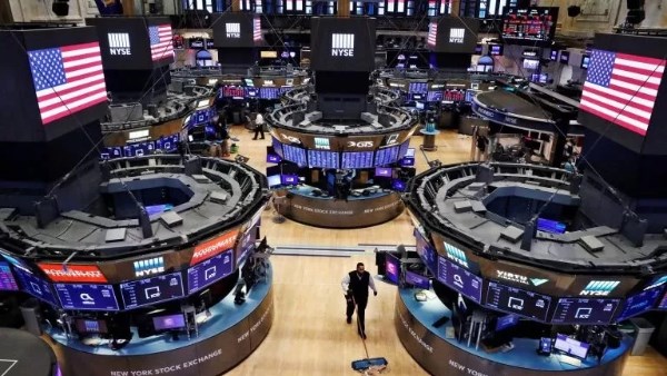 الأسواق الأمريكية تتعرض لخسائر كبيرة بعد تطبيق الرسوم الجمركية المتبادلة من قبل ترامب الأسواق الأمريكية تتعرض لخسائر كبيرة بعد تطبيق الرسوم الجمركية المتبادلة من قبل ترامب