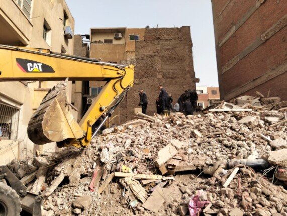 انتشال جثامين 5 من أسرة واحدة من تحت أنقاض عقار أسيوط والبحث عن أخرين انتشال جثامين 5 من أسرة واحدة من تحت أنقاض عقار أسيوط والبحث عن أخرين