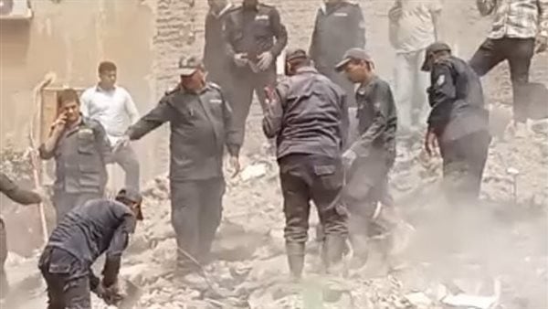 ردت على الموبايل.. جهود مكثفة لإنقاذ فتاة على قيد الحياة أسفل أنقاض عقار أسيوط المنهار ردت على الموبايل.. جهود مكثفة لإنقاذ فتاة على قيد الحياة أسفل أنقاض عقار أسيوط المنهار