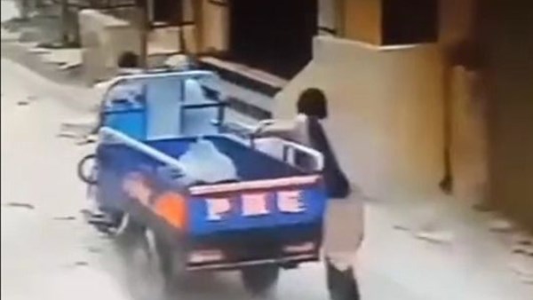 سحلاها على الأرض.. سقوط أصحاب فيديو سرقة هاتف سيدة الاسكندرية سحلاها على الأرض.. سقوط أصحاب فيديو سرقة هاتف سيدة الاسكندرية