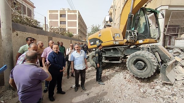 استخراج 6 جثث ومصاب.. محافظ أسيوط يتابع جهود الإنقاذ أسفل أنقاض المنزل المنهار استخراج 6 جثث ومصاب.. محافظ أسيوط يتابع جهود الإنقاذ أسفل أنقاض المنزل المنهار