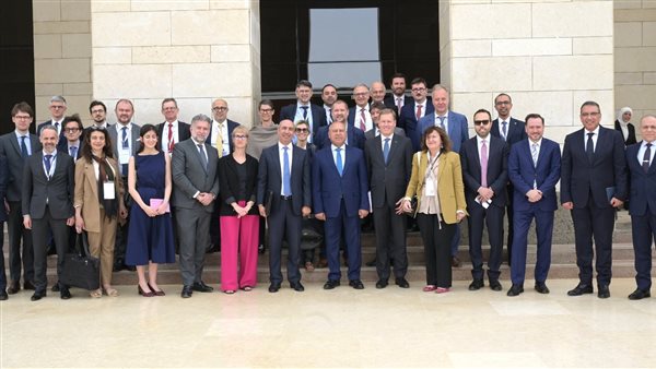 الوزير: الأدوية وتصنيع وصيانة طائرات الهليكوبتر والنظم الرقمية أبرز مجالات التعاون مع الشركات الفرنسية الوزير: الأدوية وتصنيع وصيانة طائرات الهليكوبتر والنظم الرقمية أبرز مجالات التعاون مع الشركات الفرنسية