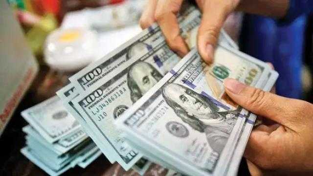 الدولار يعاود الارتفاع في البنوك خلال مستهل تعاملات اليوم الأربعاء الدولار يعاود الارتفاع في البنوك خلال مستهل تعاملات اليوم الأربعاء