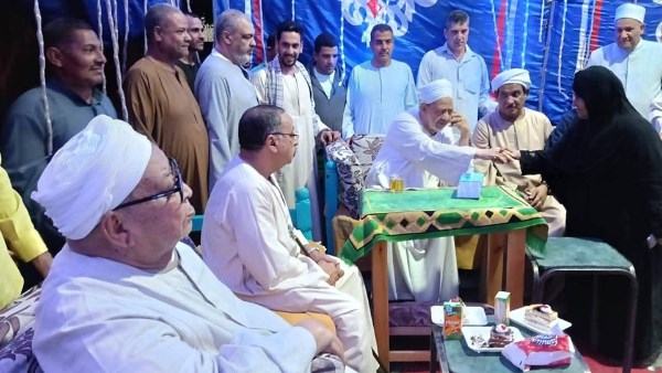 شاهد.. شيخ الأزهر بالجلباب خلال حفل بخطبة حفيدة شقيقه بالأقصر شاهد.. شيخ الأزهر بالجلباب خلال حفل بخطبة حفيدة شقيقه بالأقصر