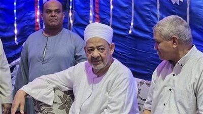 بجلباب صعيدي وعمامة بيضاء.. شيخ الأزهر د. أحمد الطيب يشهد خطبة حفيدة شقيقه