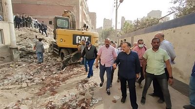 محافظ أسيوط يتفقد موقع العقار المنهار بشارع التربية والتعليم ويتابع جهود الإنقاذ للبحث عن ناجين محافظ أسيوط يتفقد موقع العقار المنهار بشارع التربية والتعليم ويتابع جهود الإنقاذ للبحث عن ناجين