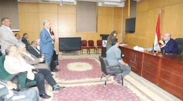 في لقائه الأسبوعي.. محافظ بني سويف يوجّه بصرف مساعدات مالية عاجلة لأسرتين