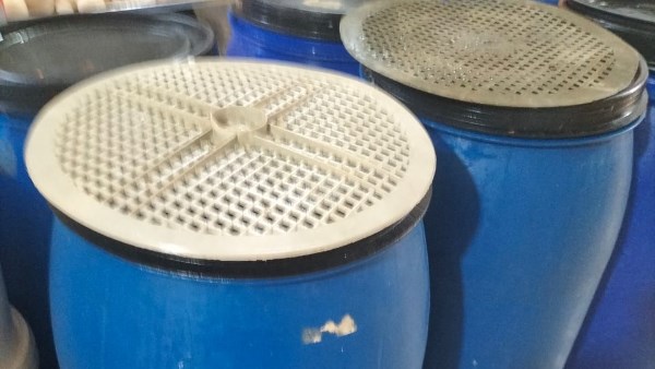 ضبط 9 طن مخللات و 300 لتر زيت طعام مجهولة المصدر بالعاشر من رمضان