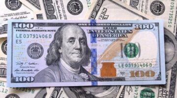 الدولار يتوقف في البنك المركزي عند 51.75 جنيه وسط ارتفاع تعاملات سوق الإنتربنك