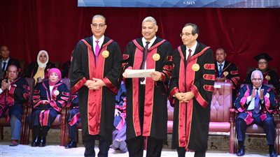 محافظ الفيوم ورئيس الجامعة يشهدان الاحتفال بعيد العلم السابع عشر محافظ الفيوم ورئيس الجامعة يشهدان الاحتفال بعيد العلم السابع عشر