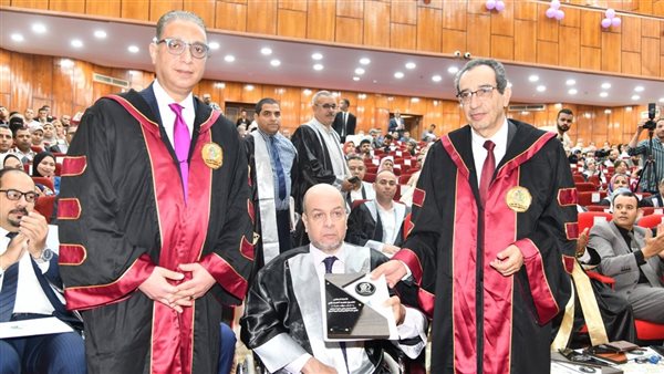 محافظ الفيوم ورئيس الجامعة يشهدان الاحتفال بعيد العلم السابع عشر محافظ الفيوم ورئيس الجامعة يشهدان الاحتفال بعيد العلم السابع عشر