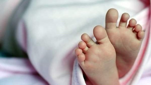 حملت سفاحًا.. سيدة تترك رضيعها داخل حمام مستشفى ببني سويف بعد ولادته سرًا حملت سفاحًا.. سيدة تترك رضيعها داخل حمام مستشفى ببني سويف بعد ولادته سرًا
