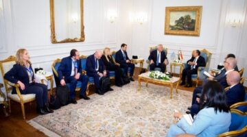 وزير الخارجية يناقش مع نظيره اليوناني تعزيز التعاون في مجالات الهجرة واللجوء