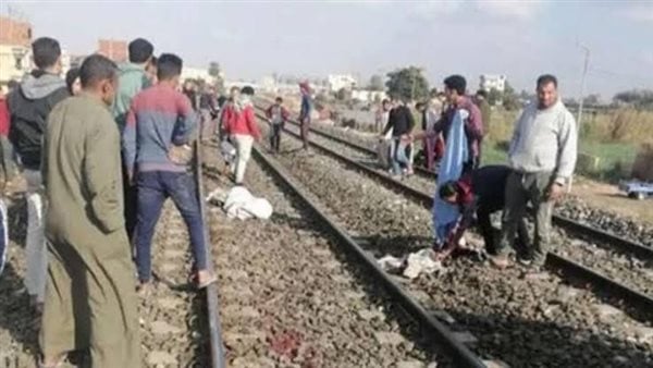 مصرع طالبين صدمهما قطار أمام مستشفى الكبد بالمحلة