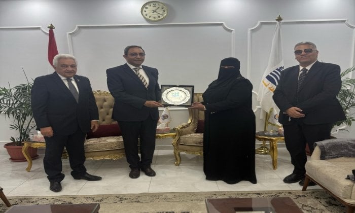 محافظ قنا يُكرّم سفراء «مؤسسة سقيا الماء» ويشيد بجهود المشاركة المجتمعية محافظ قنا يُكرّم سفراء «مؤسسة سقيا الماء» ويشيد بجهود المشاركة المجتمعية