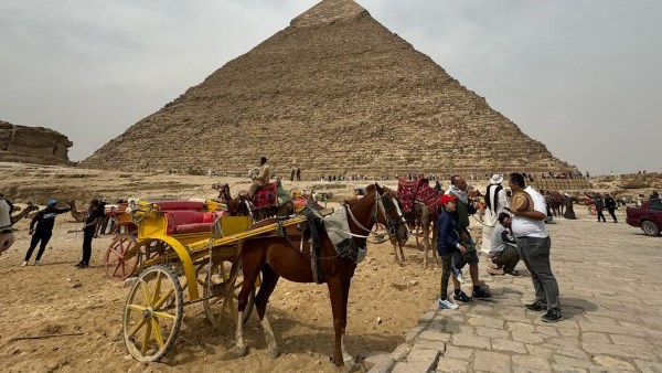 وفد من غرفة السياحة يتفقد منطقة الأهرامات في اليوم الثاني للتشغيل التجريبي للتطوير وفد من غرفة السياحة يتفقد منطقة الأهرامات في اليوم الثاني للتشغيل التجريبي للتطوير