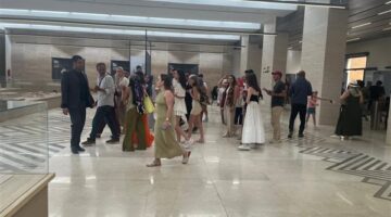 وفد من غرفة السياحة يتفقد منطقة أهرامات الجيزة لمتابعة التشغيل التجريبي ومشاكل المرشدين السياحيين| صور