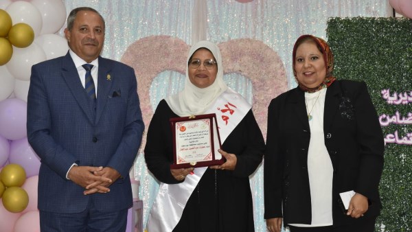 محافظ بورسعيد يكرّم الأمهات المثاليات على مستوى المحافظة