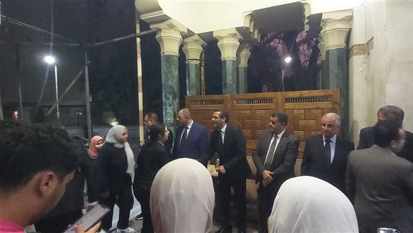 توافد الصحفيين لتقديم واجب العزاء في شقيقة خالد البلشي بمسجد عمر مكرم.. صور توافد الصحفيين لتقديم واجب العزاء في شقيقة خالد البلشي بمسجد عمر مكرم.. صور