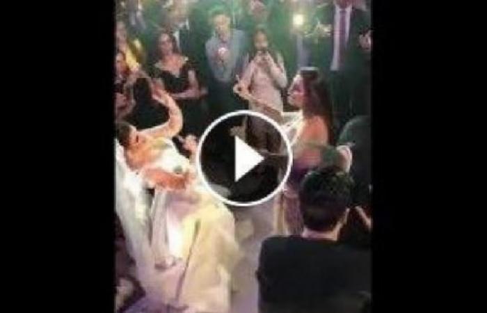 قادرة وفاجرة .. عروسة ركنت لورديانا وجوهرة على الرف بوصلة رقص بلدي على واحدة ونص قادرة وفاجرة .. عروسة ركنت لورديانا وجوهرة على الرف بوصلة رقص بلدي على واحدة ونص