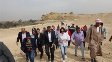 "النجار" يتابع التشغيل التجريبي لمشروع تطوير الخدمات بالمنطقة الأثرية لأهرامات الجيزة