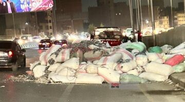 سقوط شكائر قطن تنجيد من سيارة نقل أعلى الدائري قرب المريوطية| صور