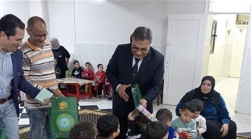 محافظ الدقهلية يزور دار المساعي للأيتام بالمنصورة ويجلس بين الأطفال قائلا :احنا أهلكم وراحتكم ورعايتكم مسئوليتي