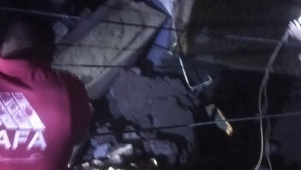 الذعر يسود بين الأهالي عقب انهيار منزل من 4 طوابق في طهطا بسوهاج.. تفاصيل الذعر يسود بين الأهالي عقب انهيار منزل من 4 طوابق في طهطا بسوهاج.. تفاصيل