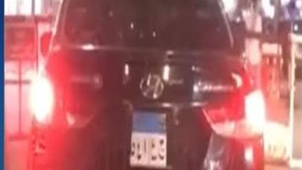 حقيقة تداول مقطعي فيديو بشأن قيام قائد سيارة بطمس لوحاتها المعدنية حقيقة تداول مقطعي فيديو بشأن قيام قائد سيارة بطمس لوحاتها المعدنية