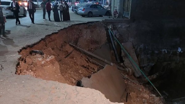 بعمق 5 أمتار .. انهيار جزئي بطريق أسيوط – سوهاج الزراعي بعمق 5 أمتار .. انهيار جزئي بطريق أسيوط – سوهاج الزراعي
