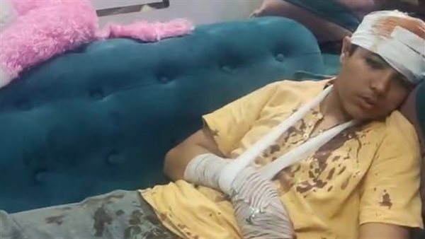 تعدوا عليه بسلاح أبيض.. والدة الطالب المصاب في مشاجرة بمدرسة بمنطقة السلام: جابولنا جاردات| بث مباشر تعدوا عليه بسلاح أبيض.. والدة الطالب المصاب في مشاجرة بمدرسة بمنطقة السلام: جابولنا جاردات| بث مباشر