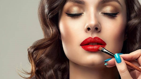 خطوات تثبيت أحمر الشفاه لمظهر يدوم طوال اليوم خطوات تثبيت أحمر الشفاه لمظهر يدوم طوال اليوم