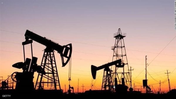 النفط يقفز 4% بعد تعليق ترامب معظم الرسوم الجمركية وزيادتها على الصين