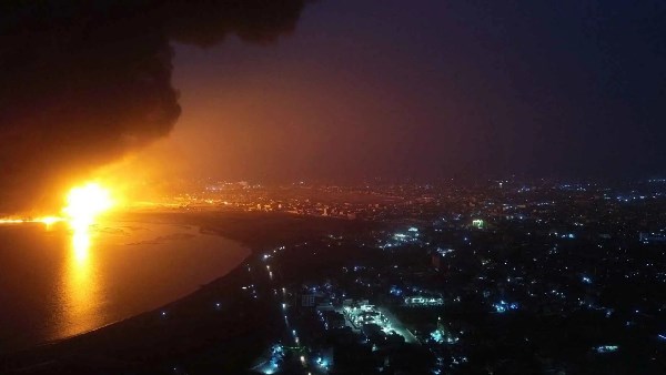 غارات أمريكية تستهدف مواقع الحوثيين في جزيرة كمران باليمن غارات أمريكية تستهدف مواقع الحوثيين في جزيرة كمران باليمن