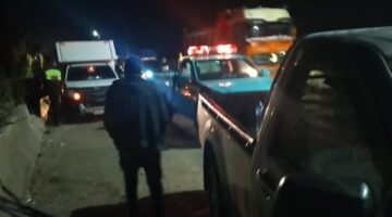 توقف الحركة المرورية بطريق مصر الإسكندرية الزراعي بسبب انقلاب سيارة مواد بترولية أعلى كوبري قها