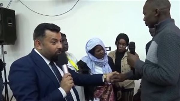 يزعم خروج طاقة من جسده.. شخص يدّعي قدرته على الشفاء يثير الجدل عبر السوشيال ميديا يزعم خروج طاقة من جسده.. شخص يدّعي قدرته على الشفاء يثير الجدل عبر السوشيال ميديا