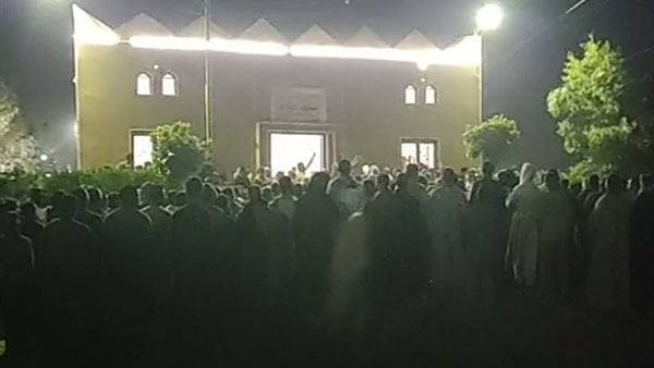 جنازة مهيبة.. تشييع جثامين 3 أشقاء لقوا مصرعهم في بئر صرف صحي بسوهاج