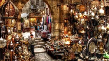 زيارات الزعماء تُنعش السياحة.. تجول ماكرون في خان الخليلي يبرز الإرث الحضاري المصري