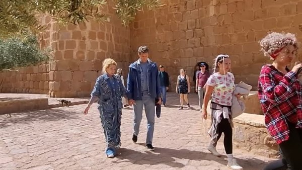 جنوب سيناء في 24 ساعة.. إقبال سياحي على دير سانت كاترين.. وإغلاق ميناء نويبع البحري لسوء الأحوال الجوية