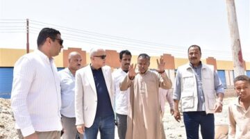 محافظ الأقصر يتفقد مشروعات الطود.. أسفلت جديد وسوق حضاري وسكن كريم