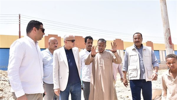 محافظ الأقصر يتفقد مشروعات الطود.. أسفلت جديد وسوق حضاري وسكن كريم محافظ الأقصر يتفقد مشروعات الطود.. أسفلت جديد وسوق حضاري وسكن كريم