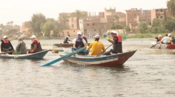 طلاب جامعة أسيوط يشاركون في حملة لتنظيف نهر النيل بقرية بصرة