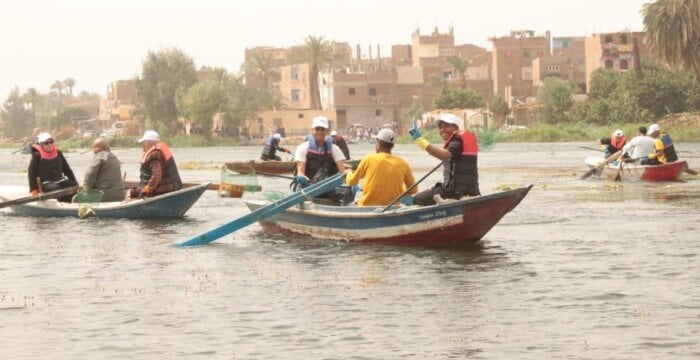 طلاب جامعة أسيوط يشاركون في حملة لتنظيف نهر النيل بقرية بصرة طلاب جامعة أسيوط يشاركون في حملة لتنظيف نهر النيل بقرية بصرة