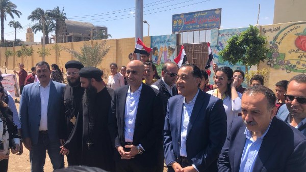 صورة تذكارية لرئيس مجلس الوزراء مع طلاب المدارس خلال جولته في أسيوط صورة تذكارية لرئيس مجلس الوزراء مع طلاب المدارس خلال جولته في أسيوط