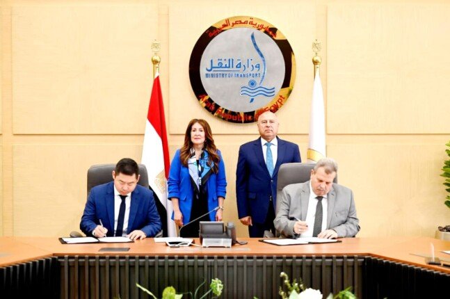 لتحديث 100 جرار.. «النقل» توقع 3 عقود تطوير للسكك الحديدية مع شركة أمريكية لتحديث 100 جرار.. «النقل» توقع 3 عقود تطوير للسكك الحديدية مع شركة أمريكية