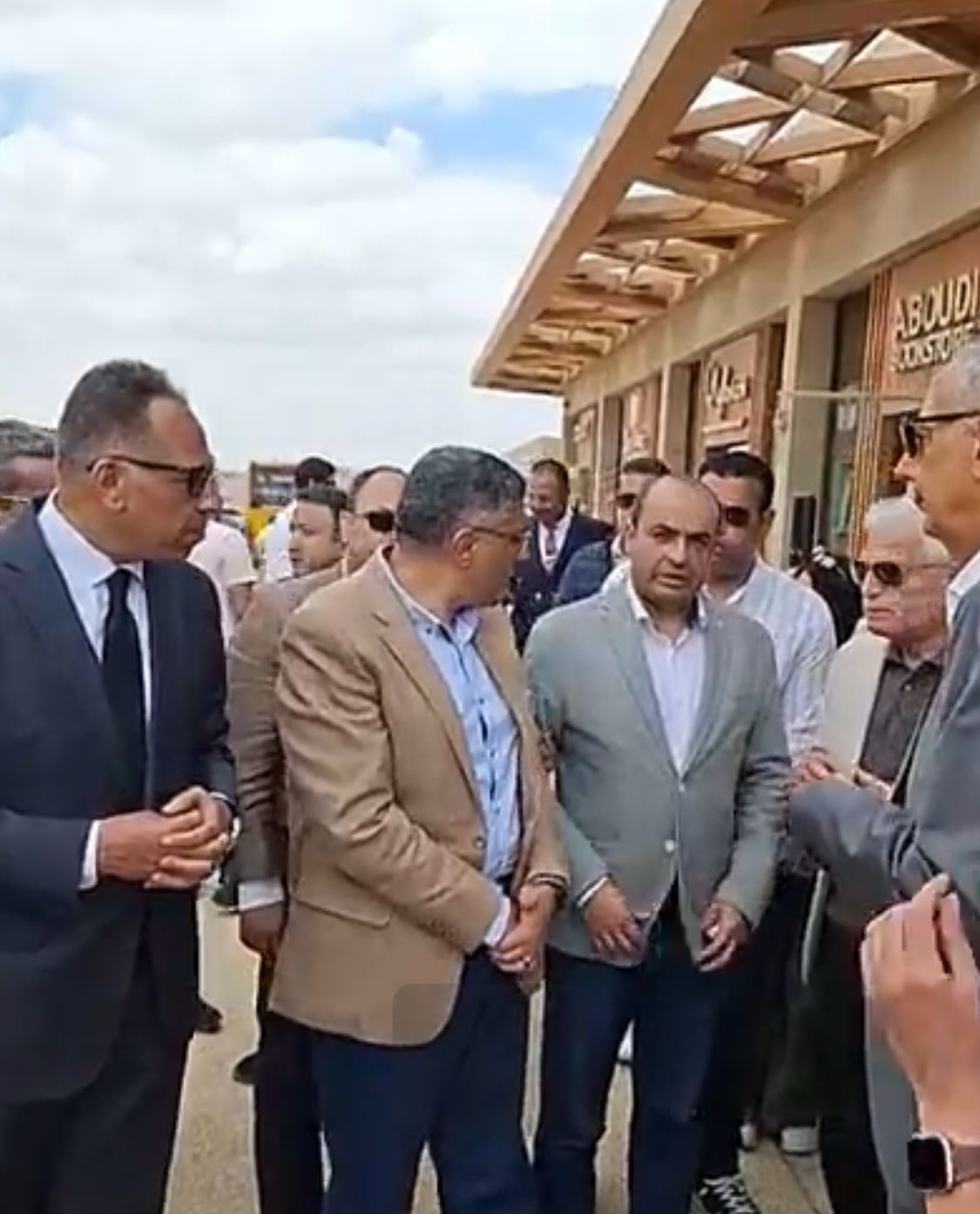 محافظ الجيزة يزور المنطقة الأثرية بالأهرامات 