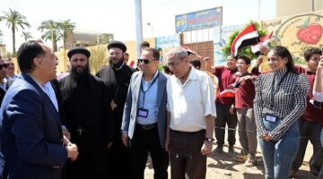 رئيس الوزراء يوقف موكبه لإلقاء التحية على معلمي وطلاب مدرسة بأسيوط